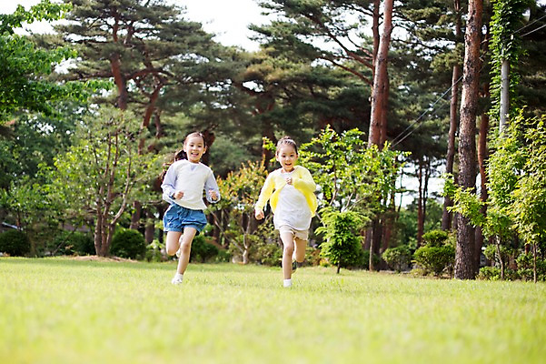 포토 JPG 주간 전신 나무 식물 라이프스타일 여자 어린이 가족 모션 한국 미소 사람 동양인 소녀 잔디 야외 두명 앞모습 달리기 캠핑 한국인 가족라이프 추억 쌍둥이 캠핑장 자매 강원도 양양군 여자만 어린이만 국내포토 자연요소 아시아 뷰포인트 컨셉 관계 레저 표정 인종 생활 파일형식