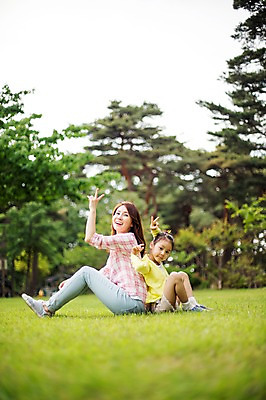 포토 JPG 주간 전신 나무 식물 라이프스타일 여자 딸 가족 모션 모녀 한국 사람 앉기 동양인 손짓 잔디 성인 야외 두명 옆모습 30대 캠핑 한국인 등맞대기 가족라이프 추억 가위바위보 강원도 양양군 여자만 국내포토 자연요소 아시아 뷰포인트 컨셉 관계 놀이 엄마 레저 인종 생활 장년 파일형식
