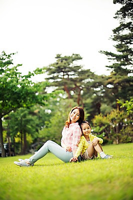 포토 JPG 주간 전신 나무 식물 라이프스타일 여자 딸 어린이 가족 모션 모녀 엄마 한국 미소 사람 앉기 동양인 소녀 잔디 성인 야외 두명 옆모습 30대 캠핑 한국인 등맞대기 가족라이프 추억 강원도 양양군 여자만 국내포토 자연요소 아시아 뷰포인트 컨셉 관계 레저 표정 인종 생활 장년 파일형식