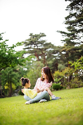 포토 JPG 주간 전신 나무 식물 라이프스타일 여자 딸 어린이 가족 모션 모녀 엄마 한국 미소 사람 앉기 동양인 소녀 잔디 성인 야외 두명 30대 마주보기 캠핑 한국인 가족라이프 추억 강원도 양양군 여자만 국내포토 자연요소 아시아 컨셉 관계 레저 표정 인종 생활 장년 파일형식