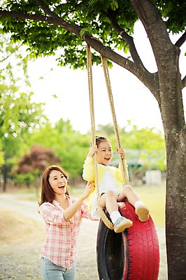 포토 JPG 주간 전신 나무 식물 라이프스타일 여자 딸 밧줄 가족 모션 모녀 엄마 한국 서기 미소 사람 앉기 동양인 상반신 성인 야외 두명 앞모습 30대 캠핑 한국인 잡기 가족라이프 추억 그네 타이어 강원도 양양군 여자만 국내포토 자연요소 아시아 줄 뷰포인트 컨셉 관계 레저 표정 인종 생활 장년 파일형식