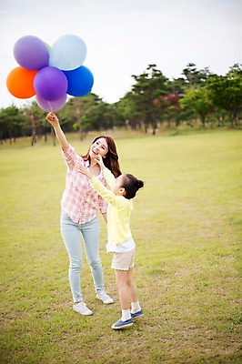 포토 JPG 주간 전신 라이프스타일 여자 딸 어린이 가족 모션 놀이 모녀 엄마 한국 들기 사람 동양인 소녀 잔디 성인 야외 두명 앞모습 30대 달리기 캠핑 한국인 가족라이프 추억 강원도 풍선 양양군 여자만 국내포토 자연요소 식물 아시아 뷰포인트 컨셉 관계 레저 인종 생활 장년 파일형식