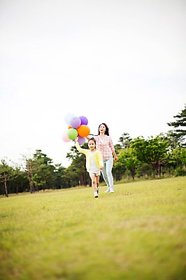 포토 JPG 주간 전신 라이프스타일 여자 딸 어린이 가족 모션 놀이 모녀 엄마 한국 들기 사람 동양인 소녀 잔디 성인 야외 두명 앞모습 30대 달리기 캠핑 한국인 가족라이프 추억 강원도 풍선 양양군 여자만 국내포토 자연요소 식물 아시아 뷰포인트 컨셉 관계 레저 인종 생활 장년 파일형식