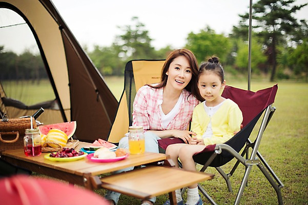 포토 JPG 주간 전신 라이프스타일 여자 딸 음료 어린이 음식 의자 과일 가족 모션 탁자 모녀 엄마 한국 텐트 미소 사람 앉기 동양인 소녀 성인 야외 두명 30대 캠핑 한국인 가족라이프 추억 캠핑장 강원도 양양군 여자만 국내포토 자연요소 아시아 가구 컨셉 관계 레저 표정 캠핑도구 인종 생활 장년 파일형식