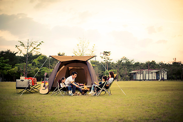 포토 JPG 주간 전신 구름 라이프스타일 여자 남자 어린이 가족 모션 하늘 엄마 한국 함께함 텐트 서기 사람 앉기 동양인 소녀 여러명 성인 야외 30대 노을 화목 다정 캠핑 한국인 가족라이프 아빠 쌍둥이 캠핑장 즐거움 자매 강원도 양양군 국내포토 자연요소 감정 아시아 다수 컨셉 관계 레저 캠핑도구 인종 생활 장년 파일형식
