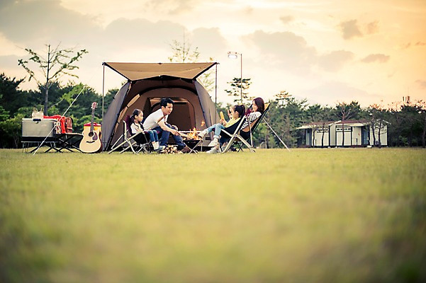 포토 JPG 주간 전신 구름 라이프스타일 여자 남자 어린이 가족 모션 하늘 엄마 한국 함께함 텐트 서기 사람 앉기 동양인 소녀 여러명 성인 야외 30대 노을 화목 다정 캠핑 한국인 가족라이프 아빠 쌍둥이 캠핑장 즐거움 자매 강원도 양양군 국내포토 자연요소 감정 아시아 다수 컨셉 관계 레저 캠핑도구 인종 생활 장년 파일형식