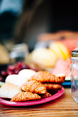 포토 JPG 주간 접시 음식 빵 과일 식탁 한국 사람없음 야외 캠핑 오브젝트 강원도 양양군 국내포토 자연요소 식기 아시아 탁자 레저 파일형식