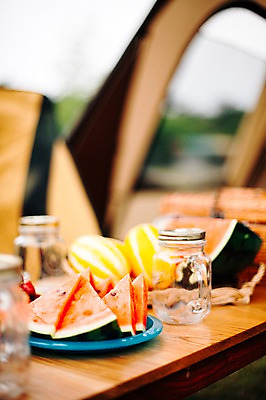 포토 JPG 주간 접시 음식 과일 식탁 유리병 수박 한국 텐트 사람없음 야외 아웃포커스 캠핑 오브젝트 강원도 참외 양양군 국내포토 자연요소 식기 아시아 탁자 레저 병_용기 촬영기법 캠핑도구 파일형식