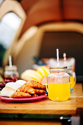 포토 JPG 주간 음료 음식 빵 과일 식탁 유리병 한국 텐트 빨대 사람없음 야외 캠핑 체리 오브젝트 준비 강원도 참외 양양군 국내포토 자연요소 아시아 탁자 레저 병_용기 캠핑도구 파일형식