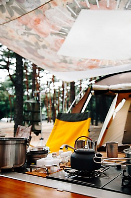포토 JPG 주간 식탁 주전자 주방용품 한국 텐트 사람없음 야외 주방 캠핑 가스레인지 냄비 오브젝트 천막 강원도 양양군 국내포토 자연요소 아시아 생활용품 탁자 레저 캠핑도구 가전제품 레인지 솥 파일형식
