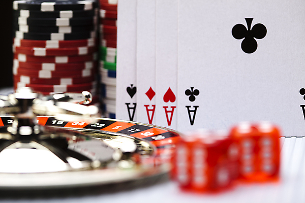 포토 JPG 해외이미지 실내 사람없음 쌓기 트럼프 포커칩 도박 소프트포커스 카지노 주사위 룰렛 겜블 해외202004 해외포토 모션 촬영기법 내부 놀이용품 게임 포커 파일형식 이미지허브