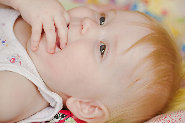 포토 JPG 해외이미지 모델 딸 행복 얼굴 어린이 손가락 자연 놀이 미래 새로움 건강 한명 웃음 사람 파란색 흰색 아기 신생아 오픈 입 달콤 작음 부드러움 세대 돌봄 해외202004 해외포토 1 손 감정 컬러 컨셉 가족 모션 표정 신체부위 감각 맛 크기 생태계 파일형식 이미지허브