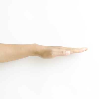 포토 JPG 해외이미지 손 실내 손짓 신체부위 손뻗기 해외202004 해외포토 모션 사람 내부 파일형식 이미지허브