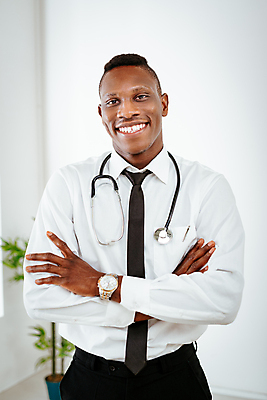 포토 JPG 해외이미지 직업 응시 행복 유니폼 청진기 성공 휴식 건강 병원 한명 세로 사무실 약 팔짱 의사 아프리카인 전문직 약사 해외202004 해외포토 외국인 1 시선 옷 감정 컨셉 비즈니스 의학 의료기기 모션 사람 의료진 파일형식 이미지허브