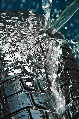 포토 JPG 해외이미지 1 도로 스포츠 백그라운드 패턴 교통시설 자동차 표면 안전 사람없음 옆모습 물 검은색 어둠 운전 젖음 물방울 레이싱 바퀴 닫기 묘사 속도 질감 타이어 심플 짐차 고무 기어 모터 선로 자동 해외202004 해외포토 자연요소 길 육상교통 뷰포인트 컬러 교통 무늬 모션 시합 시설 파일형식 이미지허브