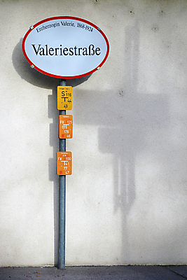 포토 JPG 해외이미지 벽 추상 거리 주택 사람없음 건물 단어 금속 수확 이름 오스트리아 그늘 묘사 사인 복고 도로표지판 서명 석고 엘리먼트 해외202004 해외포토 문자 건축물 유럽 도로 무늬 농업 재질 표지판 파일형식 이미지허브