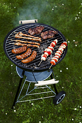 포토 JPG 해외이미지 주간 육류 요리 사람없음 야외 파티 정원 소시지 꼬치 연기 그릴 바비큐 굽기 꼬치구이 소시지구이 해외202004 해외포토 자연요소 음식 식재료 주방용품 이벤트 가공식품 구이 파일형식 이미지허브