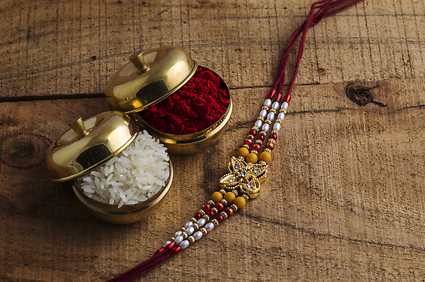 포토 JPG 해외이미지 전통 종교 문화 줄 백그라운드 목걸이 밥 기념 이벤트 사람없음 장식 빨간색 축제 축하 인사 악단 화려 의식 실 결합 낟알 컨테이너 인도인 손목 심볼 오브젝트 그림 기회 예배 언니 남동생 손목보호대 힌두교 유대감 해외202004 해외포토 외국인 산업 음악 음식 컬러 컨셉 장신구 가족 동양인 신체부위 예절 자매 동생 파일형식 이미지허브