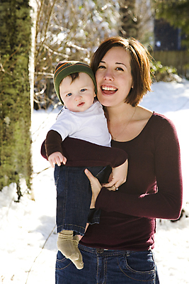 포토 JPG 해외이미지 백인 라이프스타일 행복 감정 아들 얼굴 어린이 포즈 겨울 자연 엄마 사랑 사람 소년 성인 야외 두명 유행 기쁨 추위 표현 아기 잡기 닫기 작음 걸음마 결백 천진난만 스타일 해외202004 해외포토 서양인 계절 남자 컨셉 가족 모션 생활 신체부위 크기 생태계 파일형식 이미지허브