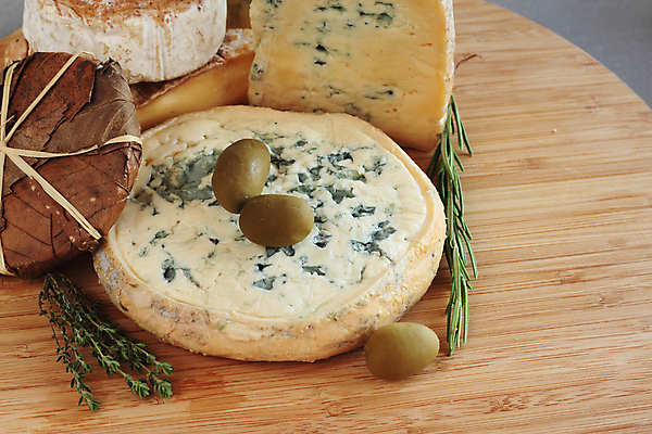 포토 JPG 해외이미지 음식 조각 백그라운드 잎 재료 치즈 건강 사람없음 목재 초록색 파란색 갈색 식사 신선 변화 맛 널 향신료 올리브 로즈메리 타입 프랑스어 곰팡이 구성 해외202004 해외포토 나무 식물 문자 열매 컬러 컨셉 유제품 허브 향미료 파일형식 이미지허브