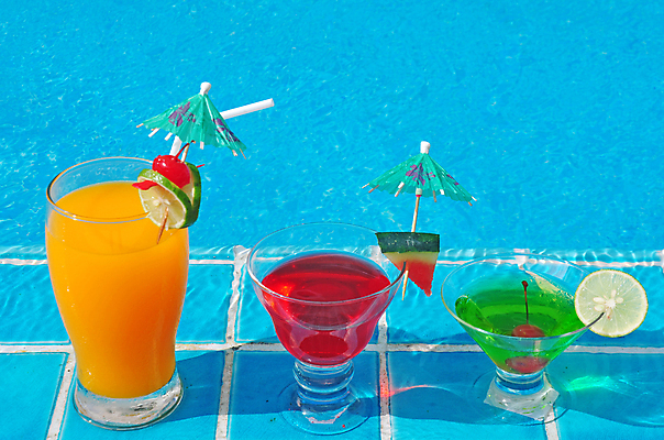 포토 JPG 해외이미지 주간 수영장 사람없음 야외 칵테일 체리 오렌지주스 라임 세잔 수박조각 종이우산 해외202004 해외포토 자연요소 조각 과일 우산 수박 주류 3 과일주스 파일형식 이미지허브