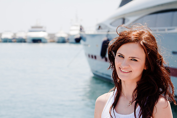 포토 JPG 해외이미지 백인 모델 라이프스타일 응시 여자 행복 바다 포즈 요트 하늘 휴가 휴식 항해 한명 사람 성인 야외 물 파란색 햇빛 유행 항구 자유 보트 그리스 함선 해외202004 해외포토 자연요소 서양인 1 시선 감정 유럽 컬러 컨셉 배_교통 교통시설 생활 태양 파일형식 이미지허브