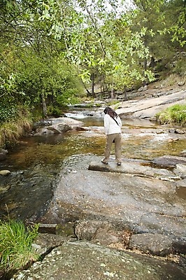 포토 JPG 해외이미지 라이프스타일 여자 행복 유럽 여행 바지 자연 휴가 산 한명 풍경 야외 물 강 산책 재킷 자유 바위 개울 스페인 당구 웅덩이 해외202004 해외포토 자연요소 1 감정 나라 컨셉 하의 휴식 사람 생활 구기 외투 돌_바위 생태계 파일형식 이미지허브