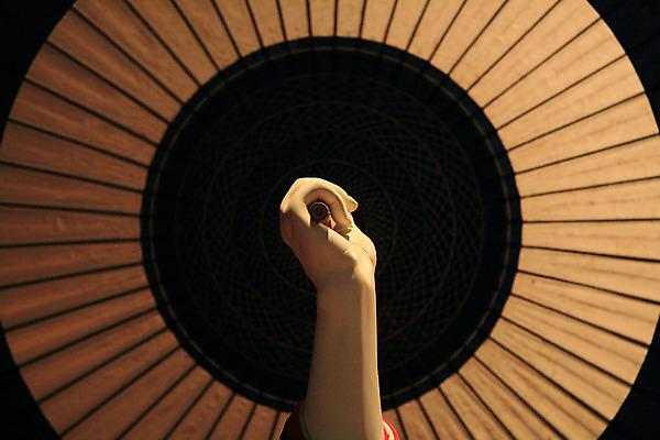 포토 JPG 해외이미지 모델 전통 손 우산 놀이 이야기 사람 사람없음 일본 역사 배우 극장 박물관 팔 해외202004 해외포토 아시아 신체부위 연예인 파일형식 이미지허브