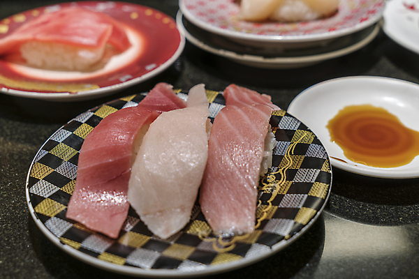 포토 JPG 해외이미지 전통 접시 아시아 음식 바다 조각 백그라운드 잎 다이어트 밥 건강 어류 요리 동양인 사람없음 초록색 세트 식당 일본 검은색 식사 저녁식사 초밥 흰색 신선 해조류 맛 고추냉이 참치 먹기 장어 해산물 날것 롤 연어 모음 생강 훈제 점심식사 해외202004 해외포토 식물 식기 나라 컬러 컨셉 채소 모션 인종 상점 수중동물 양념 해양식물 일본음식 파일형식 이미지허브