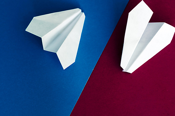 포토 JPG 해외이미지 종이 실내 사람없음 두개 종이비행기 파란배경 빨간배경 해외202004 해외포토 백그라운드 2 내부 빨간색 파란색 종이접기 파일형식 이미지허브