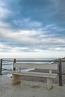 포토 JPG 해외이미지 모래 파도 바다 여행 벤치 하늘 휴가 사람없음 세로 물 이탈리아 발코니 수평선 해외202004 해외포토 자연요소 유럽 의자 파일형식 이미지허브
