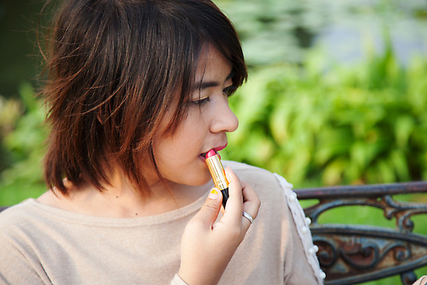 포토 JPG 해외이미지 직업 1 손 응시 공원 여자 얼굴 백그라운드 벤치 한명 사람 금발 정원 화장품 거울 립스틱 흰색 신선 붓 입 막대기 닫기 어플리케이션 피부 입술 만들기 광택 내추럴 돌봄 스타일 신청 해외202004 해외포토 헤어스타일 시선 공공시설 컬러 의자 모션 신체부위 뷰티 파일형식 이미지허브