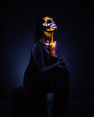 포토 JPG 해외이미지 여자 얼굴 컨셉 신체 미래 미술 한명 빨간색 물 빛 검은색 어둠 페인트 흙 놀람 죽음 신비 무서움 공포 네온 먼지 공상 마법 형광등 땅바닥 자외선 특별함 해골모형 호러 환상 스타일 해외202004 해외포토 자연요소 1 감정 컬러 문화예술 전등 바닥 표정 사람 신체부위 모형 파일형식 이미지허브