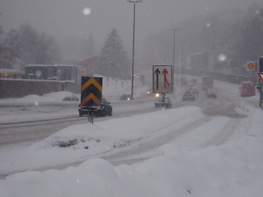 포토 JPG 해외이미지 도로 교통수단 여행 이동 겨울 교통시설 모션 자동차 날씨 거리 사람없음 운전 트럭 안개 껍질 흰색 고속도로 연결 큼 잼 속도 폭풍 짐차 눈보라 나쁜 방법 뿌연 선로 자동 해외202004 해외포토 계절 길 육상교통 컬러 교통 컨셉 눈_날씨 소스_음식 크기 시설 파일형식 이미지허브