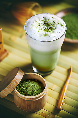 포토 JPG 해외이미지 실내 사람없음 아웃포커스 컵 거품 다기 녹차 비네팅 녹차가루 녹차라떼 말차 해외202004 말차라떼 해외포토 식기 촬영기법 내부 차_음료 다도 가루 라떼 파일형식 이미지허브