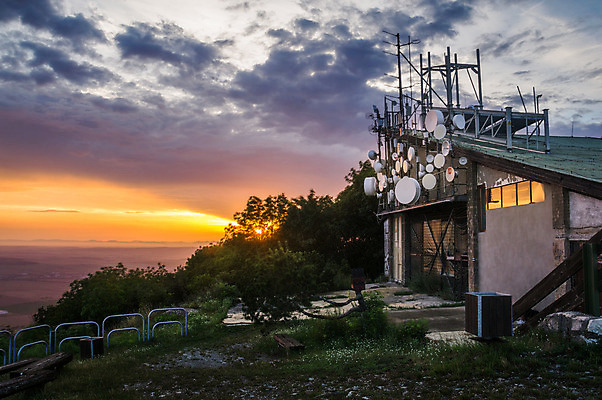 포토 JPG 해외이미지 나무 식물 구름 과학 인터넷 벤치 오렌지 자연 하늘 아침 지붕 주택 안테나 풍경 사람없음 야외 건물 초록색 빛 햇빛 태양 일출 일몰 인공위성 관찰 역 저녁 언덕 측정 라디오 리프트 센서 옛날 철책 많음 해외202004 해외포토 주간 자연요소 건축물 컬러 컨셉 의자 과일 통신 교통시설 모션 전자제품 노을 야간 생태계 파일형식 이미지허브