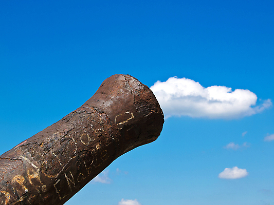 포토 JPG 해외이미지 무기 섬 하늘 항해 사람없음 파란색 총 골동품 보호 철 부식 해군 해적 대포 옛날 해외202004 해외포토 컬러 컨셉 배_교통 군대 도둑 파일형식 이미지허브