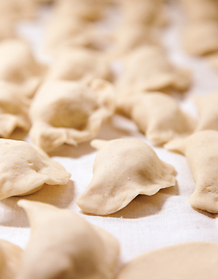 포토 JPG 해외이미지 전통 접시 손 할머니 음식 재료 탁자 치즈 감자 요리 사람없음 목재 주방 요리사 식사 저녁식사 침묵 신선 막대기 맛 먹기 향수 준비 날것 반죽 밀가루 점심식사 폭식 경단 라비올리 생식 스터핑 우크라이나 페스츄리 핸드메이드 현실 해외202004 해외포토 나무 직업 식기 여자 노년 유럽 빵 가구 컨셉 채소 모션 유제품 신체부위 소리 화장품 가루 파일형식 이미지허브