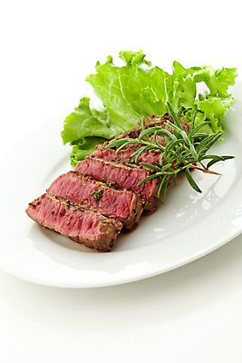 포토 JPG 해외이미지 접시 음식 건강 스테이크 요리 사람없음 식사 소고기 맛 그릴 상추 바비큐 허브 날것 로즈메리 고립 개조 해외202004 해외포토 식물 식기 컨셉 채소 주방용품 서양음식 육류 파일형식 이미지허브