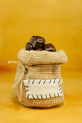 포토 JPG 해외이미지 음식 디저트 사탕 사람없음 갈색 노란색 초콜릿 검은색 어둠 달콤 묘사 자루 흙더미 해로움 해외202004 해외포토 컬러 컨셉 흙 맛 파일형식 더미 이미지허브