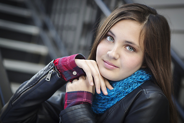 포토 JPG 해외이미지 1 여자 벽 청소년 갈색머리 한명 야외 10대 파란색 계단 목도리 이탈리아 재킷 도시 기다림 변화 가죽 다민족 우울감 혼혈 해외202004 해외포토 헤어스타일 잡화 감정 유럽 컬러 컨셉 모션 사람 외투 다문화 파일형식 이미지허브