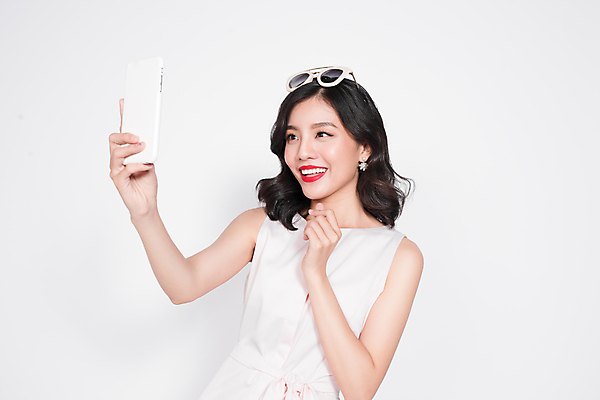 포토 JPG 해외이미지 응시 여자 실내 한명 들기 동양인 상반신 성인 옆모습 스마트폰 선글라스 뷰티 셀프카메라 흰배경 성인여자한명만 해외202004 해외포토 1 시선 안경 뷰포인트 백그라운드 모션 사람 인종 내부 핸드폰 스마트기기 사진촬영 흰색 여자한명만 성인여자만 파일형식 이미지허브