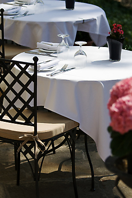 포토 JPG 해외이미지 접시 꽃 가구 와인잔 의자 유리 탁자 지붕 휴식 여러명 사람없음 야외 장식 세로 세트 식당 봄 카페 발코니 식탁보 흰색 직물 도시 칼 은색 배열 냅킨 장면 지역 무료 스타일 해외202004 해외포토 식물 식기 계절 컬러 생활용품 다수 컨셉 술잔 재질 사람 상점 파일형식 이미지허브