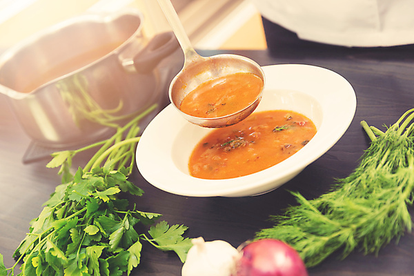 포토 JPG 해외이미지 접시 음식 채소 탁자 파슬리 마늘 육류 요리 사람없음 빨간색 주방 식당 요리사 식사 저녁식사 소고기 뜨거움 붓기 수프 냄비 허브 국자 서빙 딜 해외202004 해외포토 식물 직업 식기 컬러 가구 식재료 모션 주방용품 상점 솥 파일형식 이미지허브