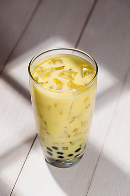 포토 JPG 해외이미지 창문 잔 그림자 사람없음 한개 노란색 버블티 해외포토 1 식기 음료 컬러 파일형식 이미지허브