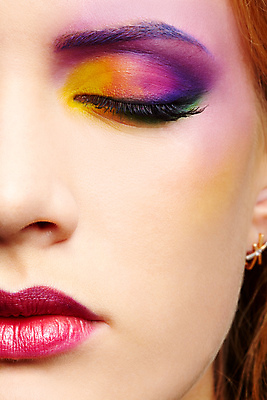 포토 JPG 해외이미지 백인 여자 얼굴 신체 건강 한명 사람 성인 빨간색 파란색 노란색 유행 화장품 흰색 신선 입 화려 닫기 제비꽃 피부 입술 피부관리 돌봄 스타일 해외202004 해외포토 서양인 1 꽃 컬러 컨셉 모션 신체부위 뷰티 파일형식 이미지허브