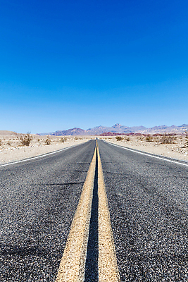 포토 JPG 해외이미지 도로 선 여행 모션 자연 하늘 풍경 사람없음 야외 여름 파란색 계곡 맑음 운전 사막 자유 죽음 고속도로 아스팔트 방향 속도 장면 루트 방법 선로 수평선 해외202004 해외포토 계절 길 컬러 컨셉 교통시설 날씨 생태계 파일형식 이미지허브
