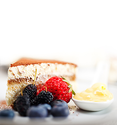 포토 JPG 해외이미지 접시 딸기 디저트 사람없음 숟가락 달콤 블루베리 블랙베리 크림치즈 티라미수 해외202004 해외포토 식기 음식 과일 치즈 수저 맛 파일형식 이미지허브