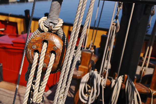 포토 JPG 해외이미지 밧줄 바다 여행 요트 교통시설 항해 사람없음 목재 물 파란색 보트 역사 함선 캔버스 해군 해적 포트 돛대 옛날 해외202004 해외포토 자연요소 나무 줄 컬러 교통 배_교통 재료 군대 도둑 시설 파일형식 이미지허브