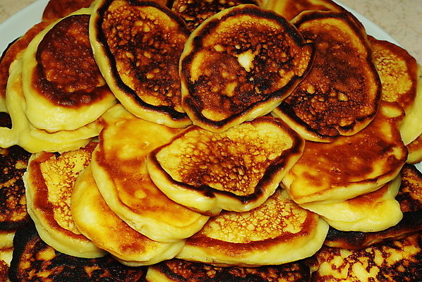 포토 JPG 해외이미지 전통 접시 음식 다이어트 디저트 치즈 사람없음 빨간색 갈색 노란색 식사 저녁식사 흰색 신선 뜨거움 황금 닫기 달콤 맛 아침식사 먹기 버터 팬케이크 해외202004 해외포토 식기 컬러 컨셉 모션 유제품 건강 케이크 파일형식 이미지허브